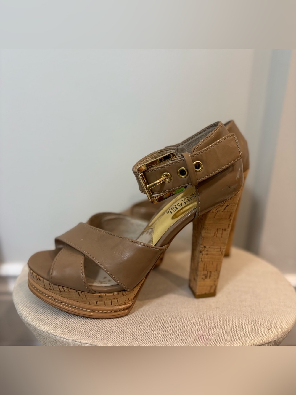 MICHAEL KORS Brown Leather Platform Sandals with Gold Buckle (US 5.5)